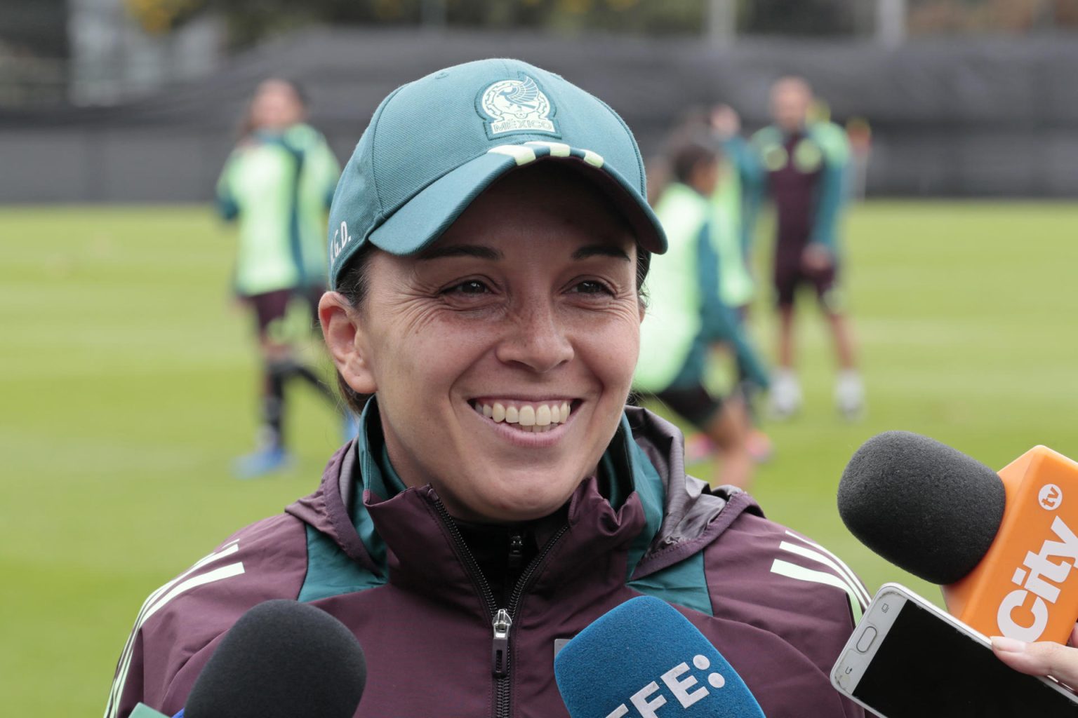 La directora técnica de México, Ana Galindo, habla con medios en una jornada de entrenamiento este martes, en Bogotá (Colombia). EFE/ Carlos Ortega