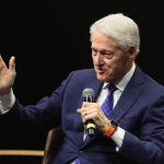 El expresidente estadounidense Bill Clinton habla durante su participación en el foro "México SIglo XXI" en el Auditorio Nacional, este viernes en la Ciudad de México (México). EFE/Mario Guzmán