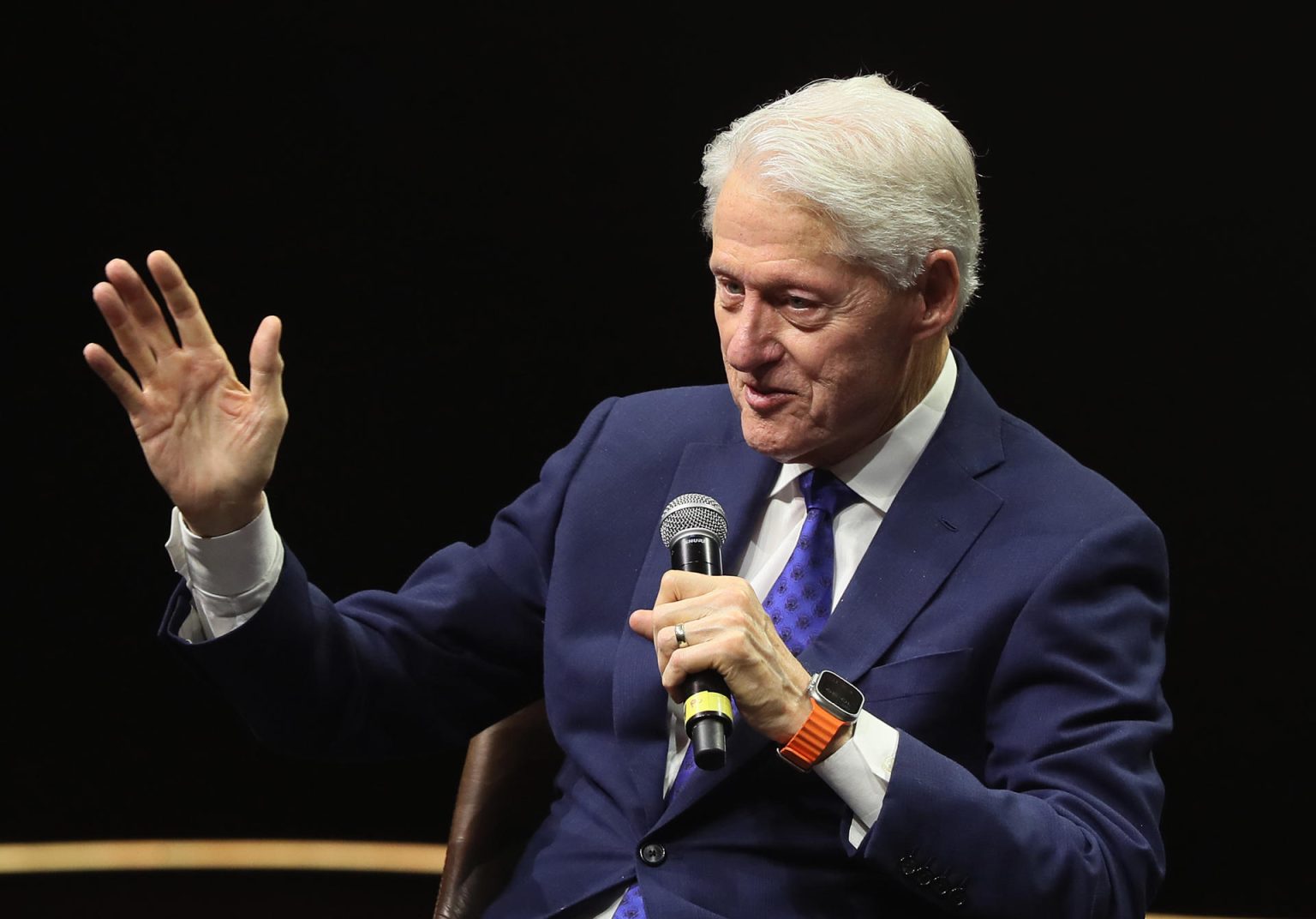 El expresidente estadounidense Bill Clinton habla durante su participación en el foro "México SIglo XXI" en el Auditorio Nacional, este viernes en la Ciudad de México (México). EFE/Mario Guzmán