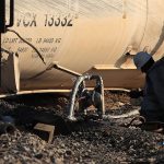 Personas trabajan este jueves en el sitio donde se descarriló un tren con ácido sulfúrico en Ciudad Juárez (México). EFE/Luis Torres