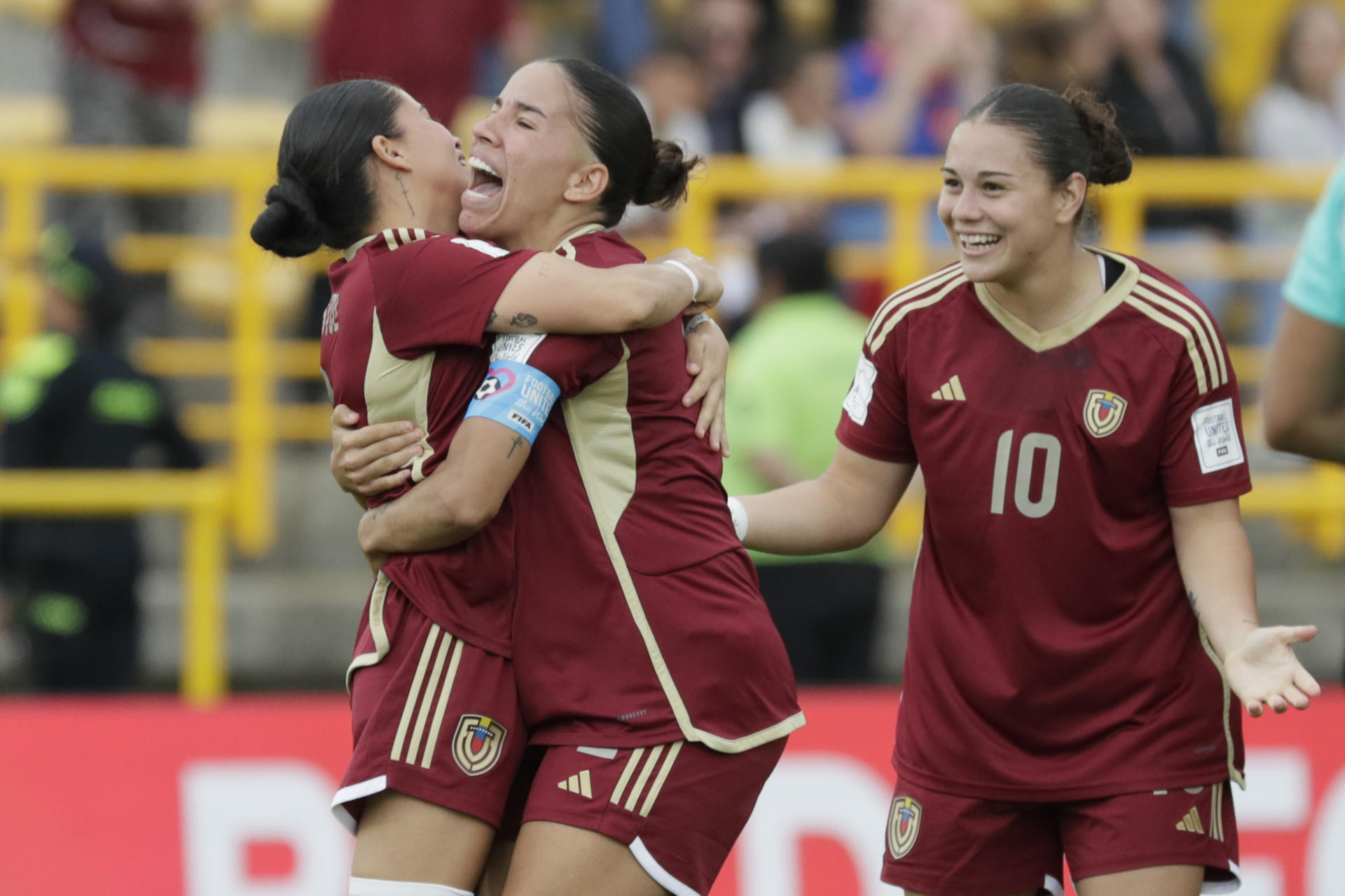 Jugadoras de Venezuela fueron registradas este domingo, 1 de septiembre, al celebrar un gol que la guardameta alemana Rebecca Adamczyk anotó en propia puerta, durante el primer partido del grupo D del Mundial FIFA femenino sub-20, en el estadio de Techo de Bogotá (Colombia). EFE/Carlos Ortega
