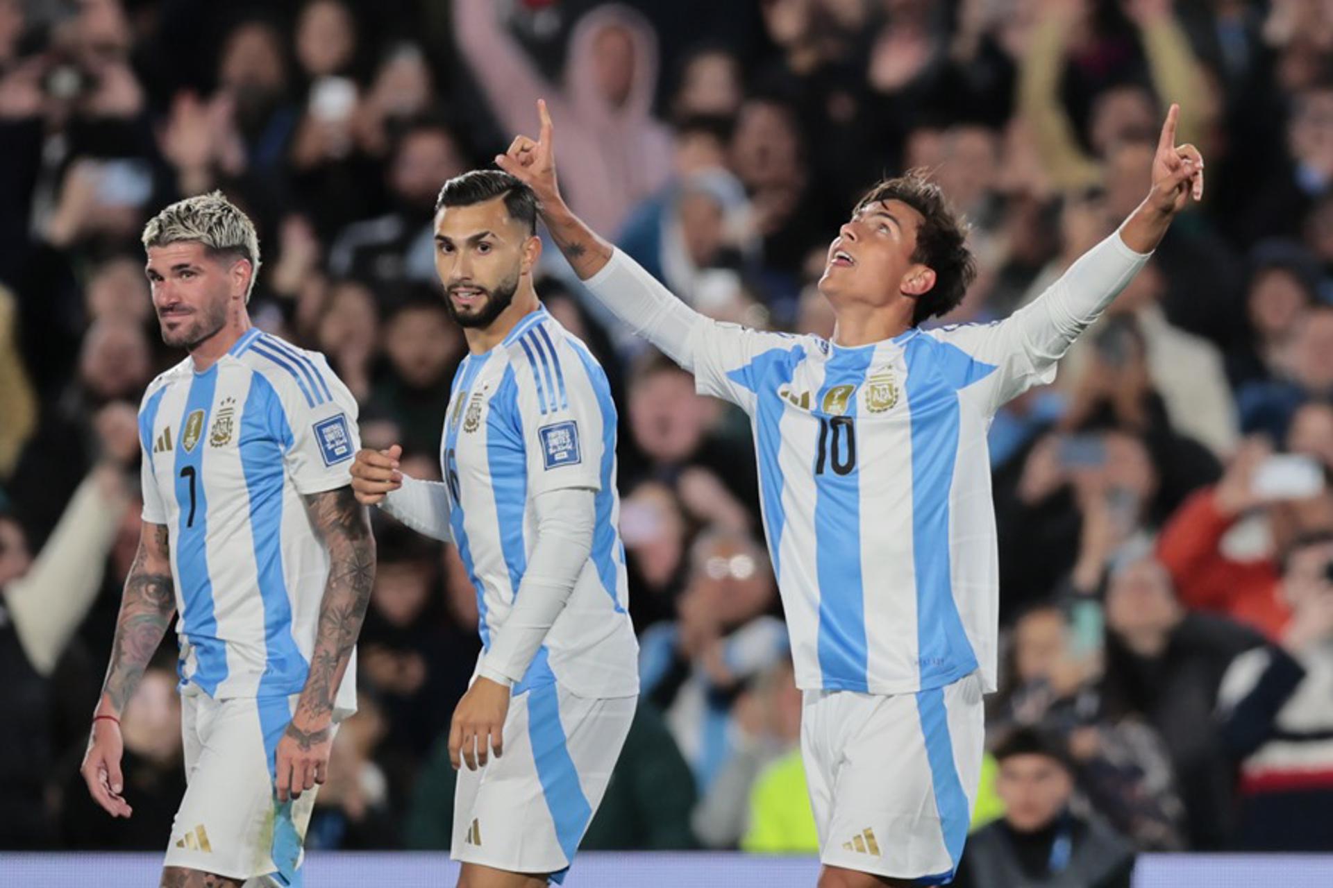 Paulo Dybala (d), atacante de Argentina, fue registrado este 5 de septiembre, al celebra un gol que le anotó a Chile, durante un partido de la fecha 7 de as eliminatorias suramericanas al Mundial FIFA 2026, en el estadio Más Monumental de Buenos Aires (Argentina). EFE/STR
