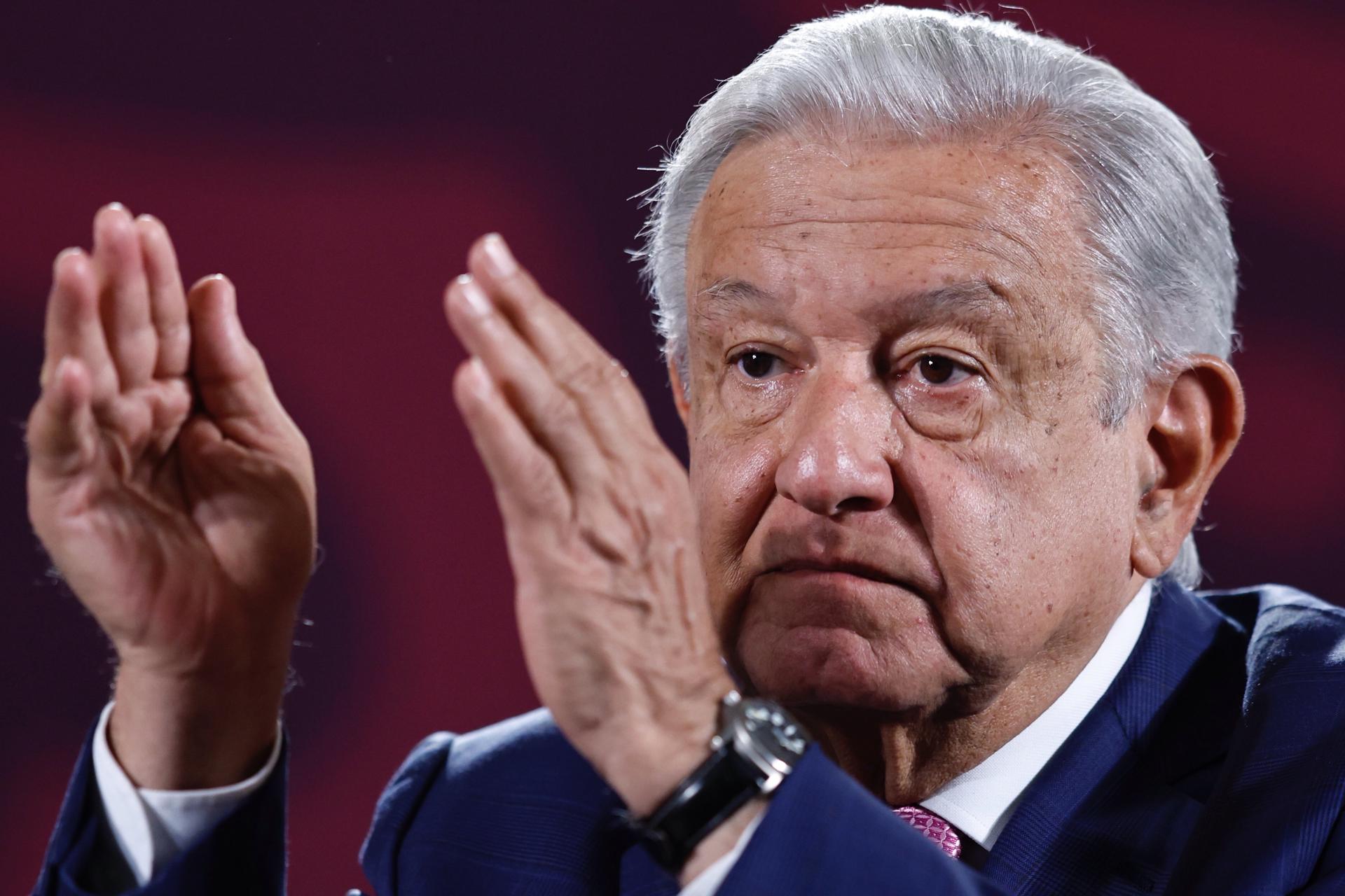 El presidente de México, Andrés Manuel López Obrador, habla durante su rueda de prensa matutina en el Palacio Nacional, este viernes en Ciudad de México (México). EFE/Sáshenka Gutiérrez
