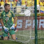 Emiliano Martínez (i), guardameta de Argentina, fue registrado este martes, 10 de septiembre, tras recibir un gol de Colombia, durante la jornada 8 de las eliminatorias suramericanas al Mundial FIFA de 2026, en el estadio Metropolitano de Barranquilla (Colombia). EFE/Mauricio Dueñas