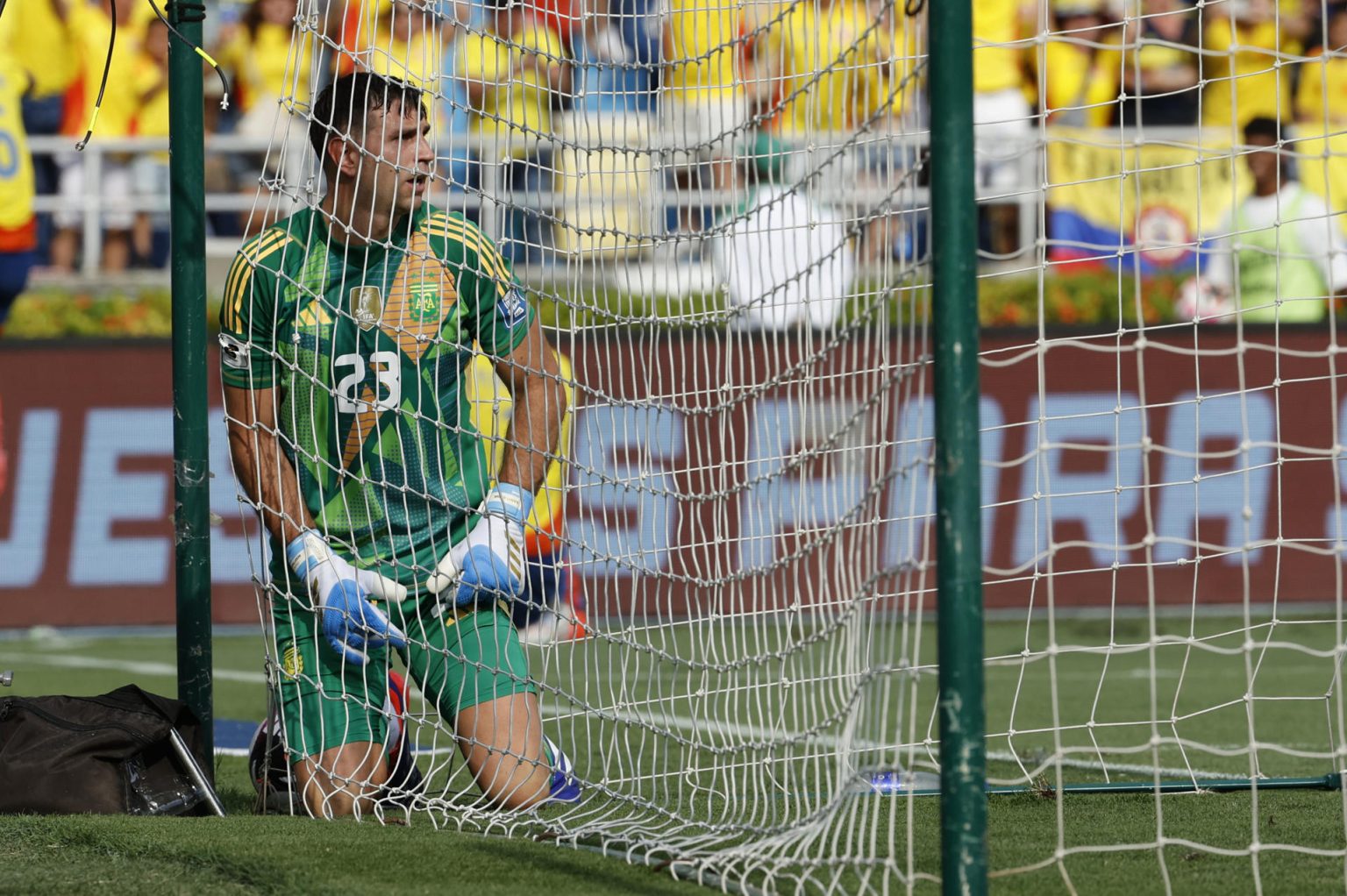 Emiliano Martínez (i), guardameta de Argentina, fue registrado este martes, 10 de septiembre, tras recibir un gol de Colombia, durante la jornada 8 de las eliminatorias suramericanas al Mundial FIFA de 2026, en el estadio Metropolitano de Barranquilla (Colombia). EFE/Mauricio Dueñas