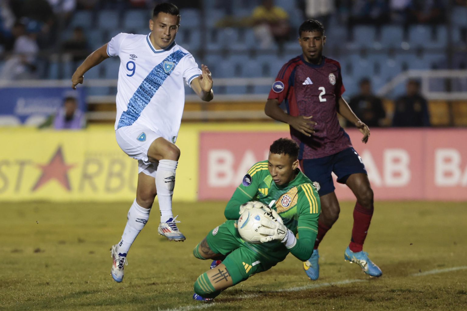 Las selecciones de Guatemala y Costa Rica empataron este lunes sin goles en partido del grupo A de la Liga de Naciones de la Concacaf en el estadio Doroteo Guamuch Flores de Ciudad de Guatemala. EFE/ David Toro