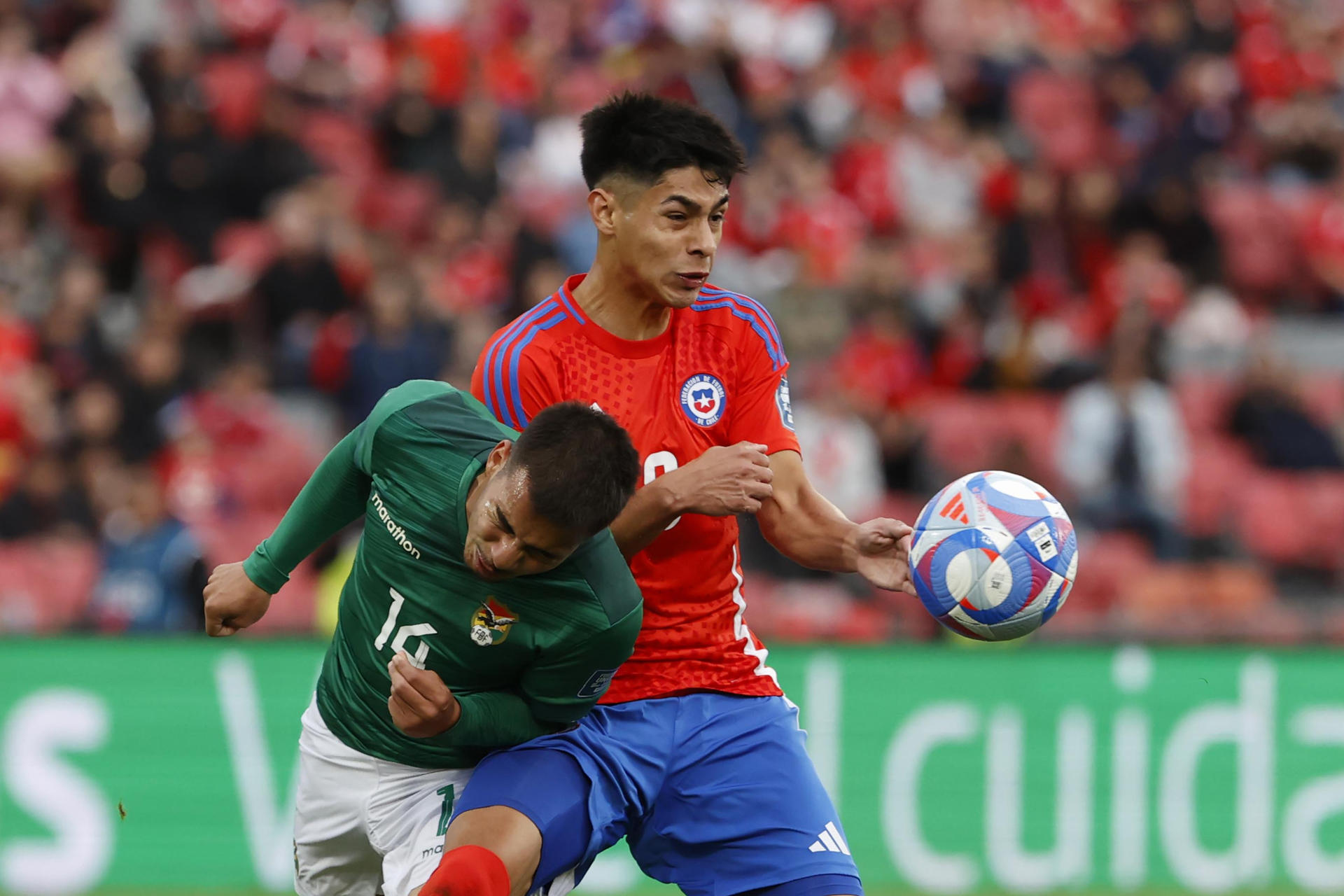 Darío Osorio (d) de Chile disputa un balón con Robson Matheus de Bolivia en un partido de las eliminatorias sudamericanas para el Mundial de 2026. EFE/ Elvis González
