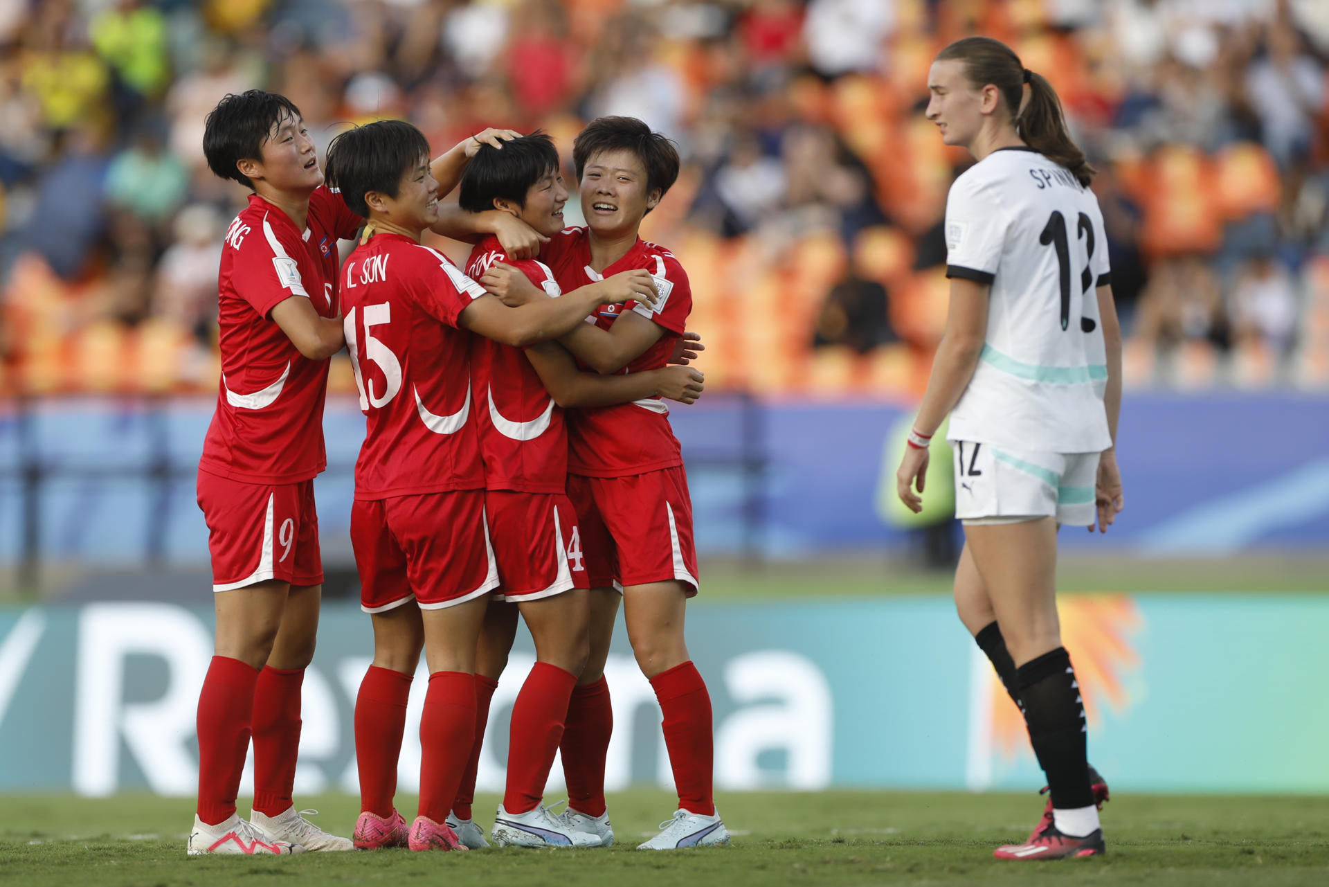 ugadoras de Corea del Norte celebran un gol en un partido de los octavos de final de la Copa Mundial Femenina sub-20.  EFE/ Luis Eduardo Noriega Arboleda
