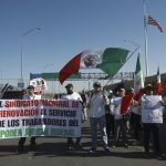 Personal del Poder Judicial de la Federación protesta contra la Reforma Judicial en el Puente Internacional Córdova de las Américas este viernes en Ciudad Juárez (México). EFE/Luis Torres