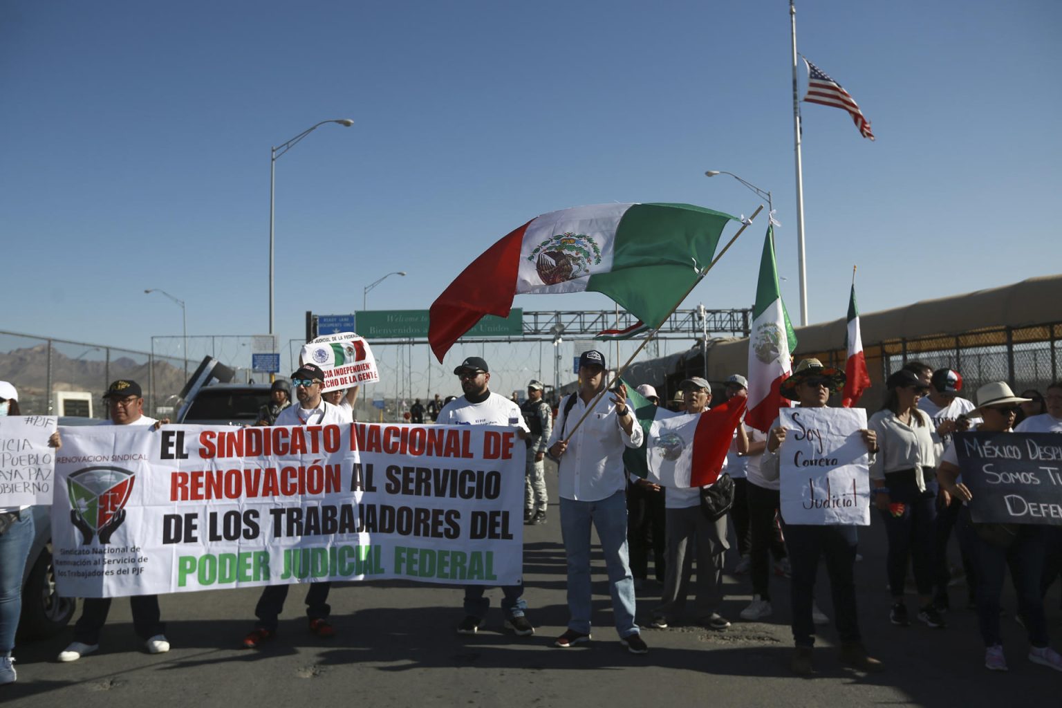 Personal del Poder Judicial de la Federación protesta contra la Reforma Judicial en el Puente Internacional Córdova de las Américas este viernes en Ciudad Juárez (México). EFE/Luis Torres