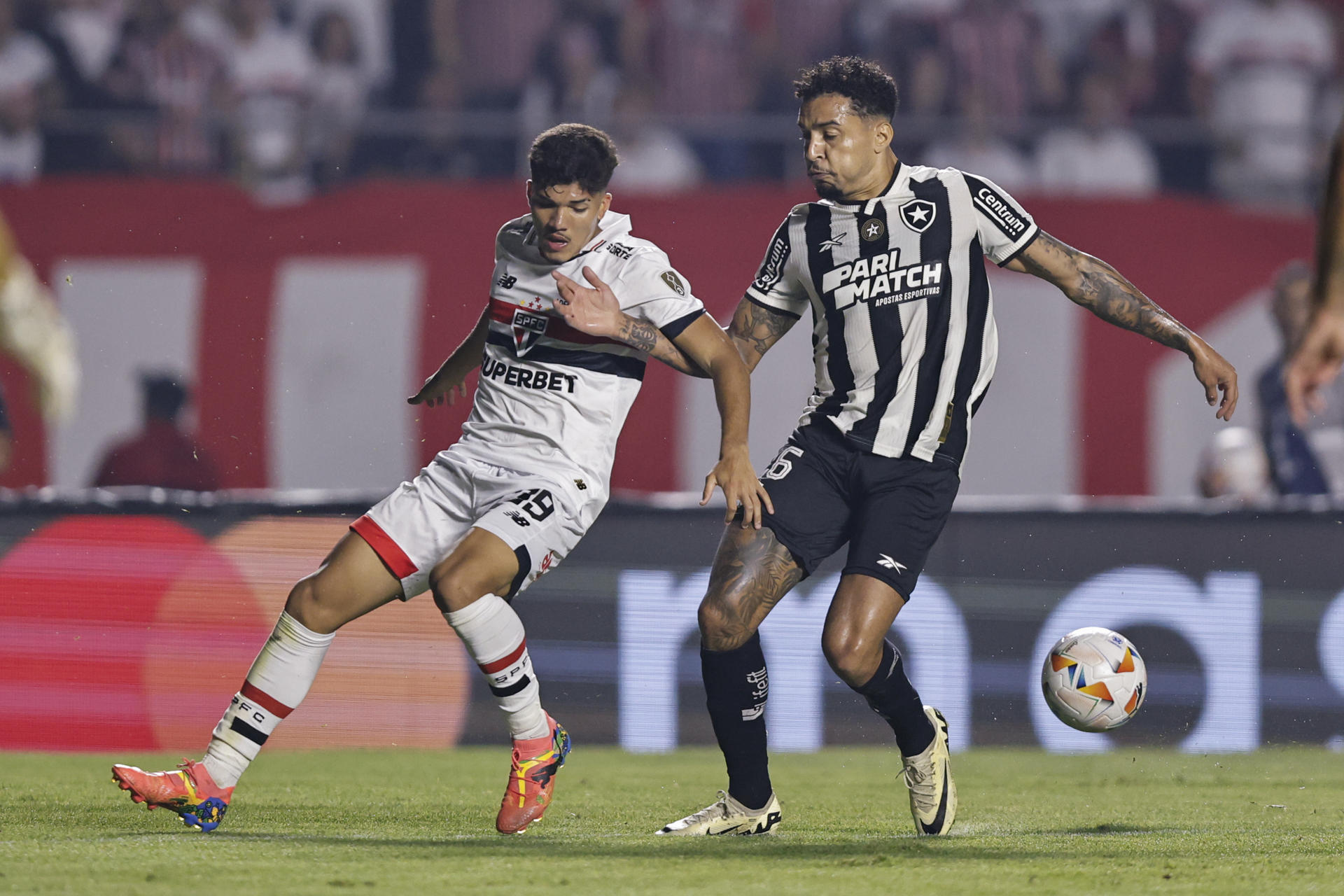 William Gomes (i) de Sao Paulo disputa un balón con Gregore de Botafogo en el partido de vuelta de cuartos de final de la Copa Libertadores. EFE/ Isaac Fontana
