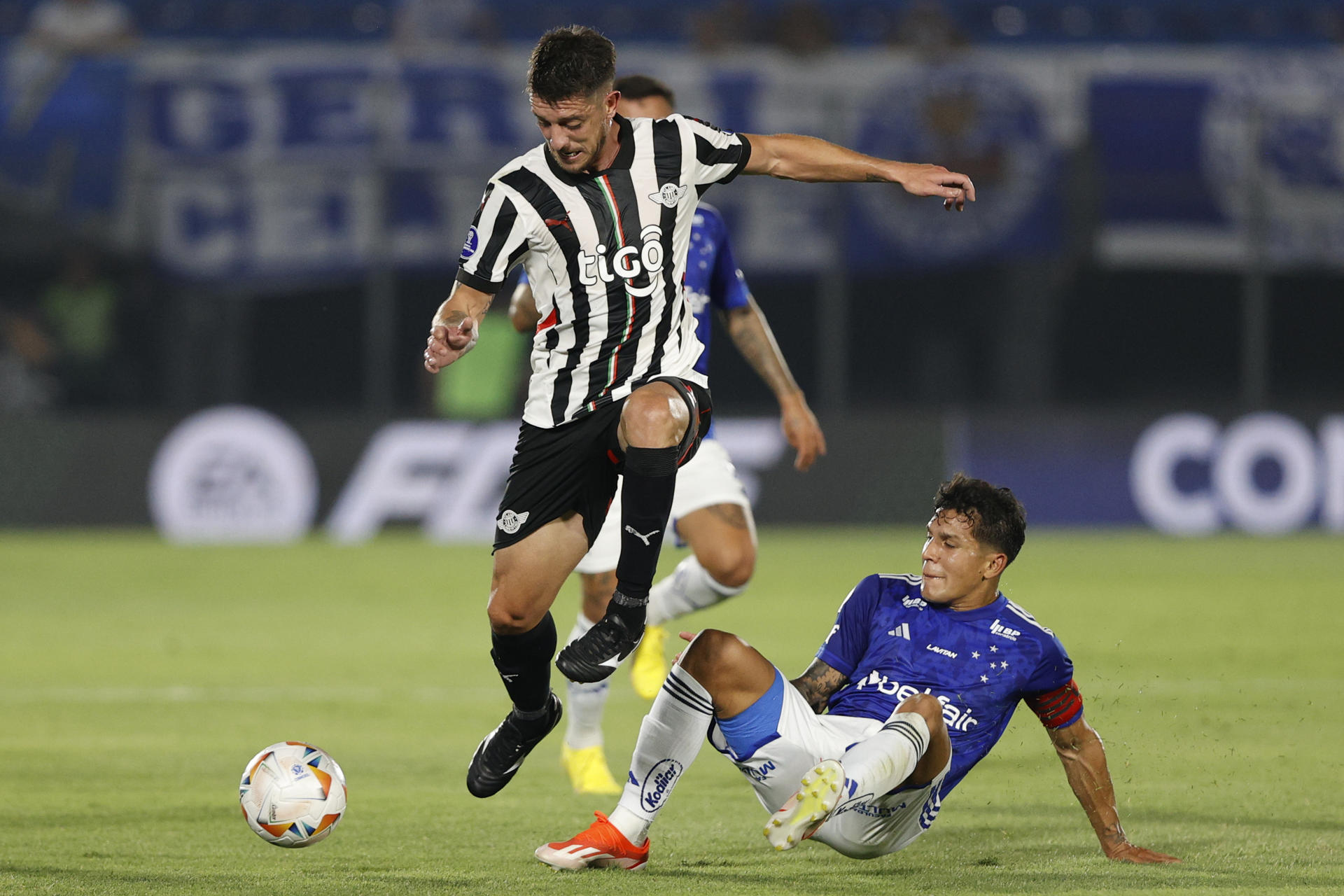 Alejandro Silva (i) de Libertad disputa un balón con Lucas Romero de Cruzeiro en un partido de ida de cuartos de final de la Copa Sudamericana. EFE/ Juan Pablo Pino
