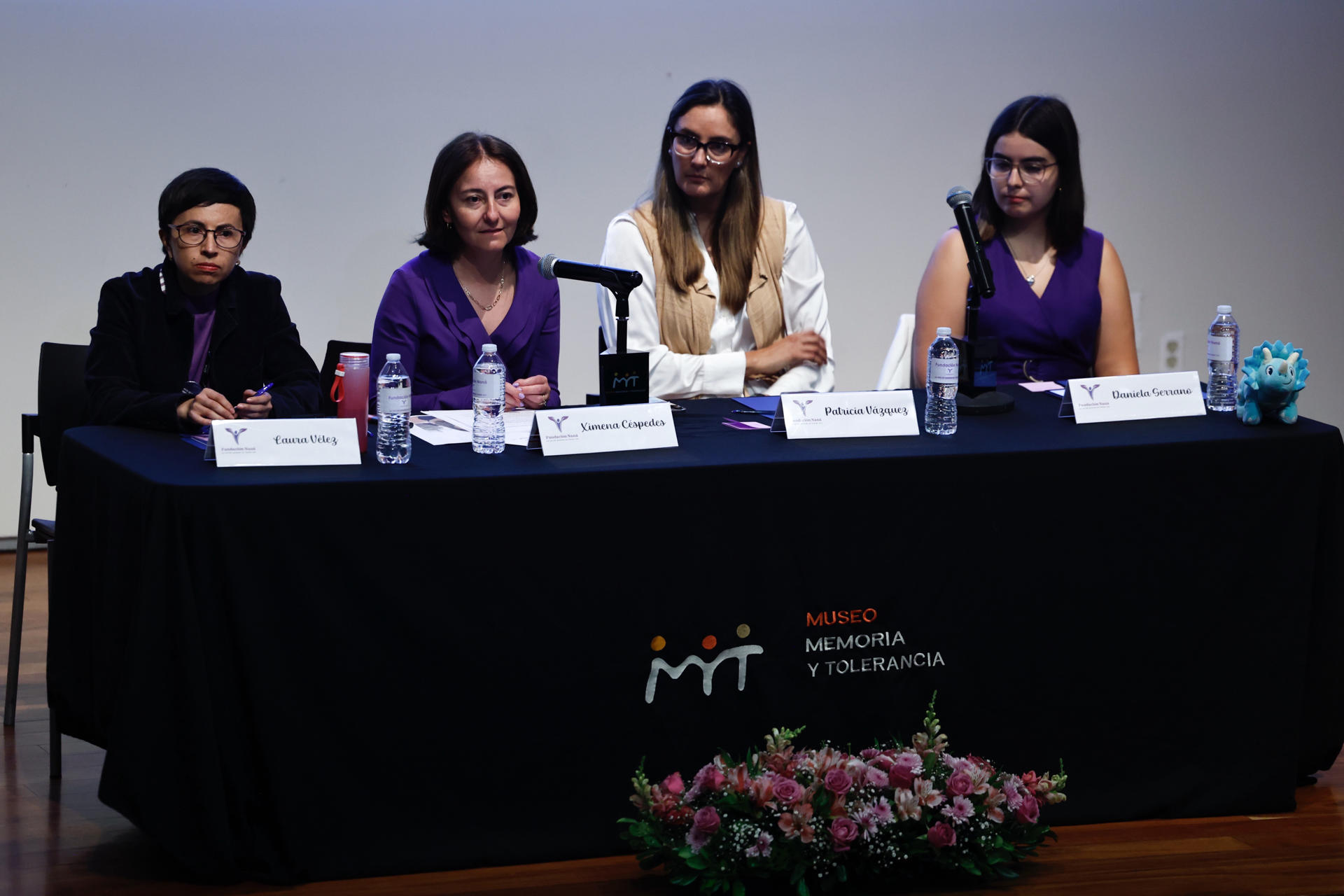 De izquierda a derecha: la coordinadora de investigación del Museo Memoria y Tolerancia, Laura Vélez; la presidenta de fundación Naná, Ximena Céspedes; la presidenta de la asociación Mexicanos Primero, Patricia Velázquez; y Daniela Serrano, hermana de Naná, víctima de feminicidio, durante una rueda de prensa este jueves, en Ciudad de México (México). EFE/ Sáshenka Gutiérrez
