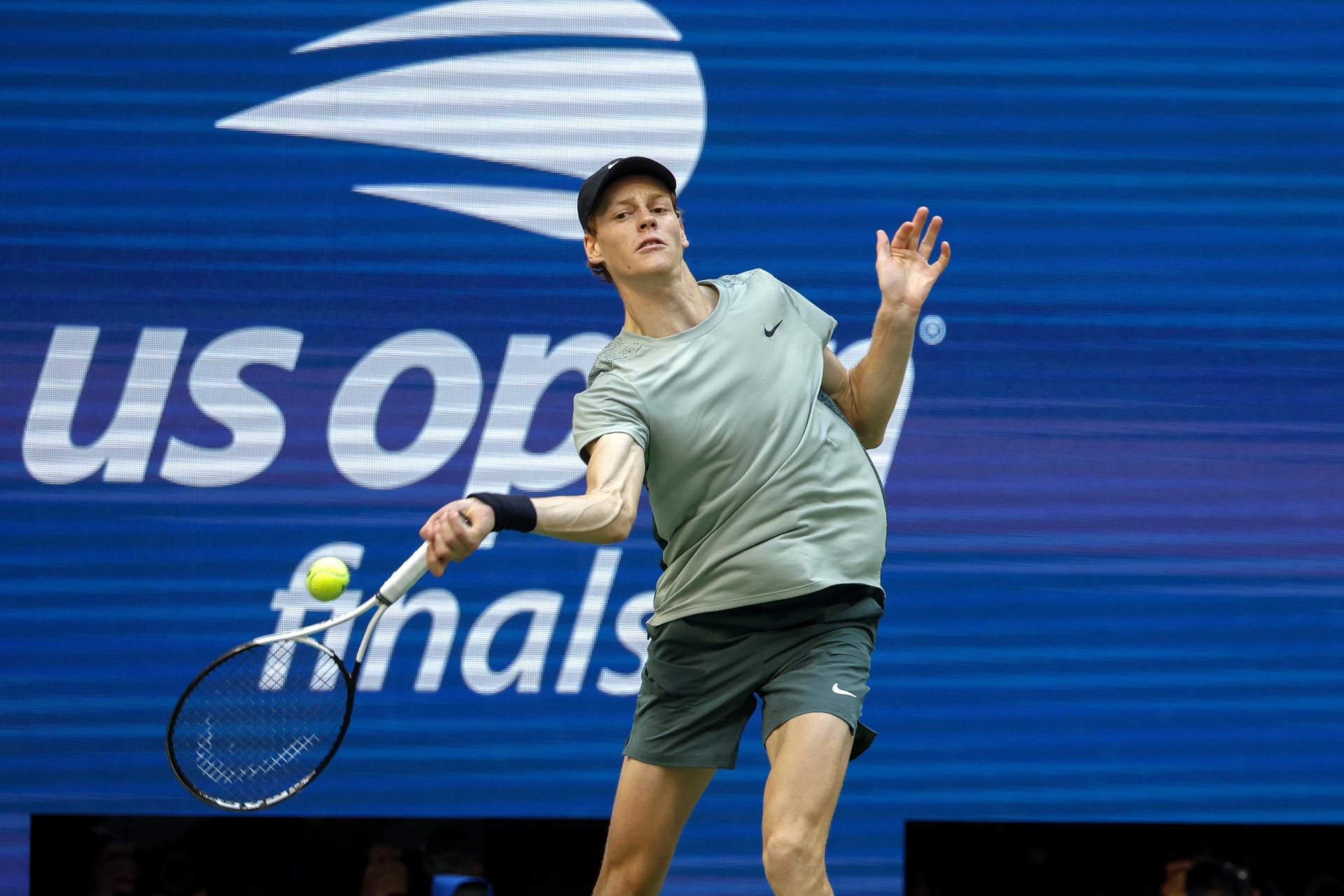 El italiano Jannik Sinner conquistó este domingo su primer Abierto de Estados Unidos. EFE/EPA/JOHN G. MABANGLO
