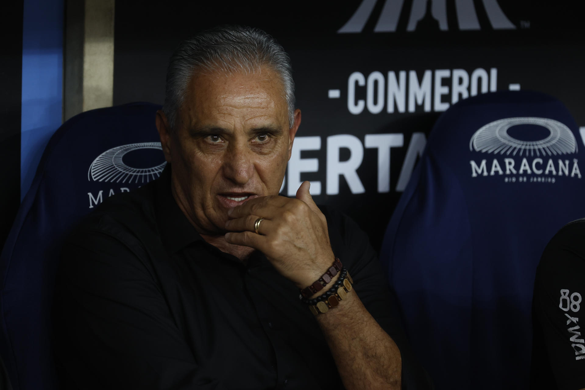 El entrenador de Flamengo Tite observa desde el banco en el partido de ida de cuartos de final de la Copa Libertadores. EFE/ Antonio Lacerda
