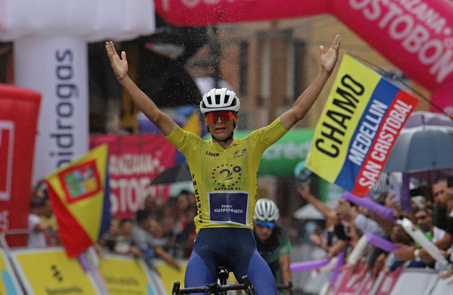 Fotografía cedida por la oficina de comunicaciones de RCN Radio de Kevin Castillo, a su llegada triunfal, este sábado a la ciudad colombiana de Caldas, donde concluyó la penúltima etapa del Clásico RCN que permitió al ciclista ampliar su ventaja en el liderato y quedar más cerca de conquistar el título el domingo. EFE/RCN Radio/SOLO USO EDITORIAL)