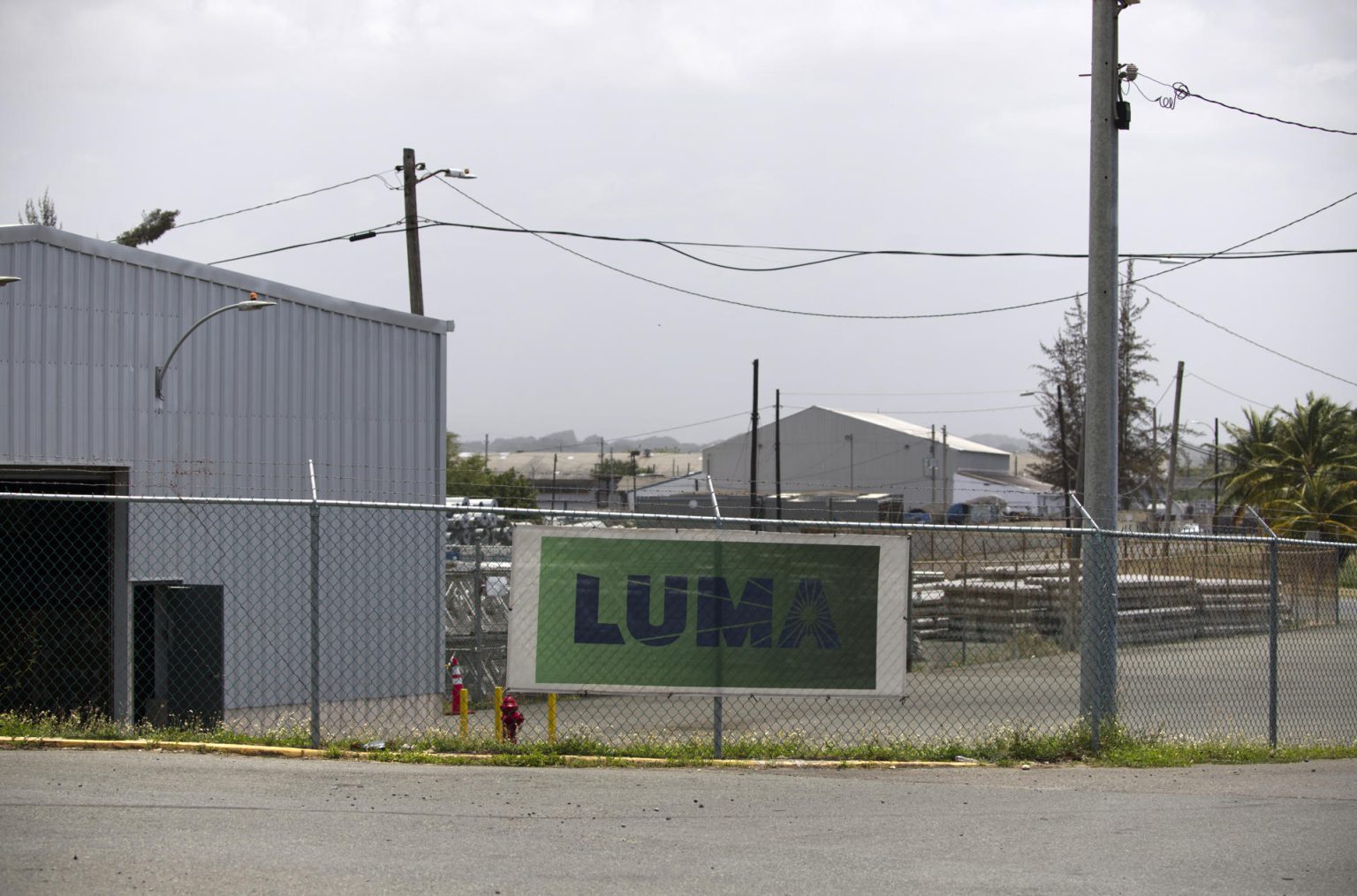 Fotografía de archivo donde se aprecia la cerca de entrada de las instalaciones de la compañía privada Luma Energy en la central eléctrica Palo Seco en Toa Baja, Puerto Rico. EFE/ Thais Llorca