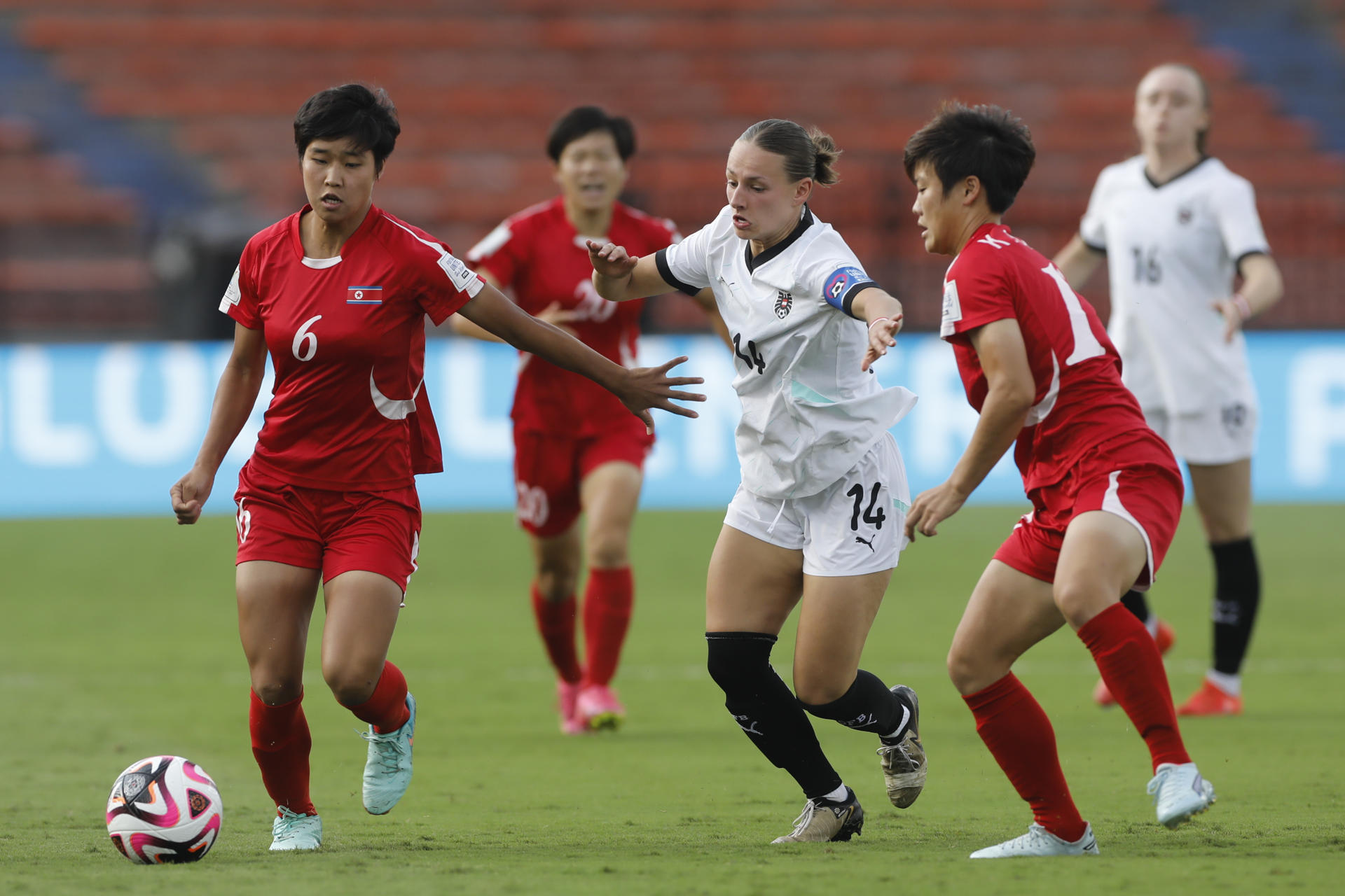 Kang-Mi Kim (i) de Corea del Norte disputa un balón con Chiara D’Angelo (c) de Austria este jueves, en un partido de los octavos de final de la Copa Mundial Femenina sub-20.  EFE/ Luis Eduardo Noriega Arboleda
