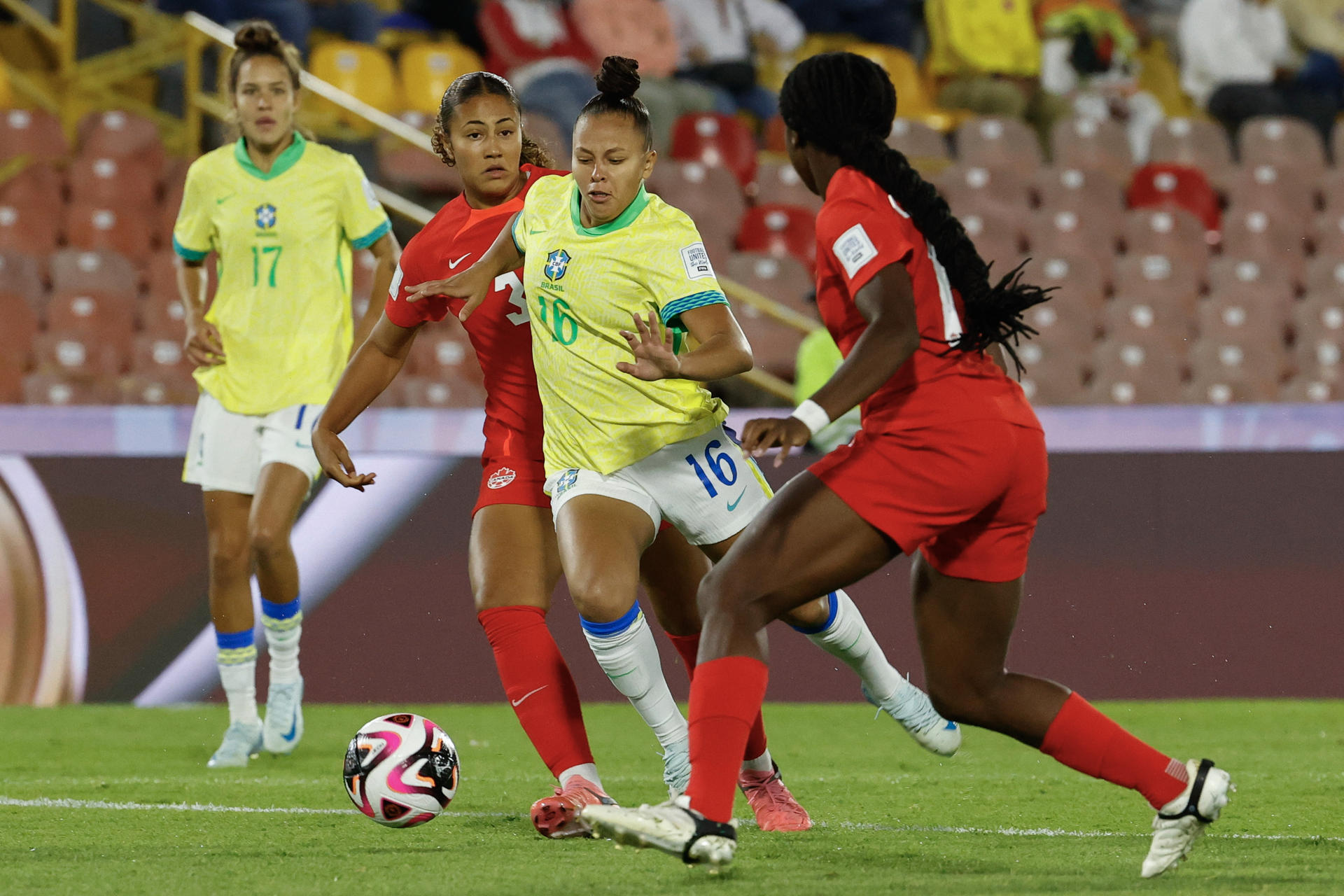 Ella Grace Ottey (2-i) de Canadá disputa un balón con Milena Ferreira da Costa (2-d) de Brasil en un partido del grupo B de la Copa Mundial Femenina sub-20. EFE/ Mauricio Dueñas Castañeda
