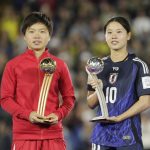 Il Son Choe (i) de Corea del Norte posa con el trofeo del balón de oro y Manaka Matsukubo de Japón con el balón de plata en la premiación de la Copa Mundial Femenina sub-20. EFE/ Carlos Ortega