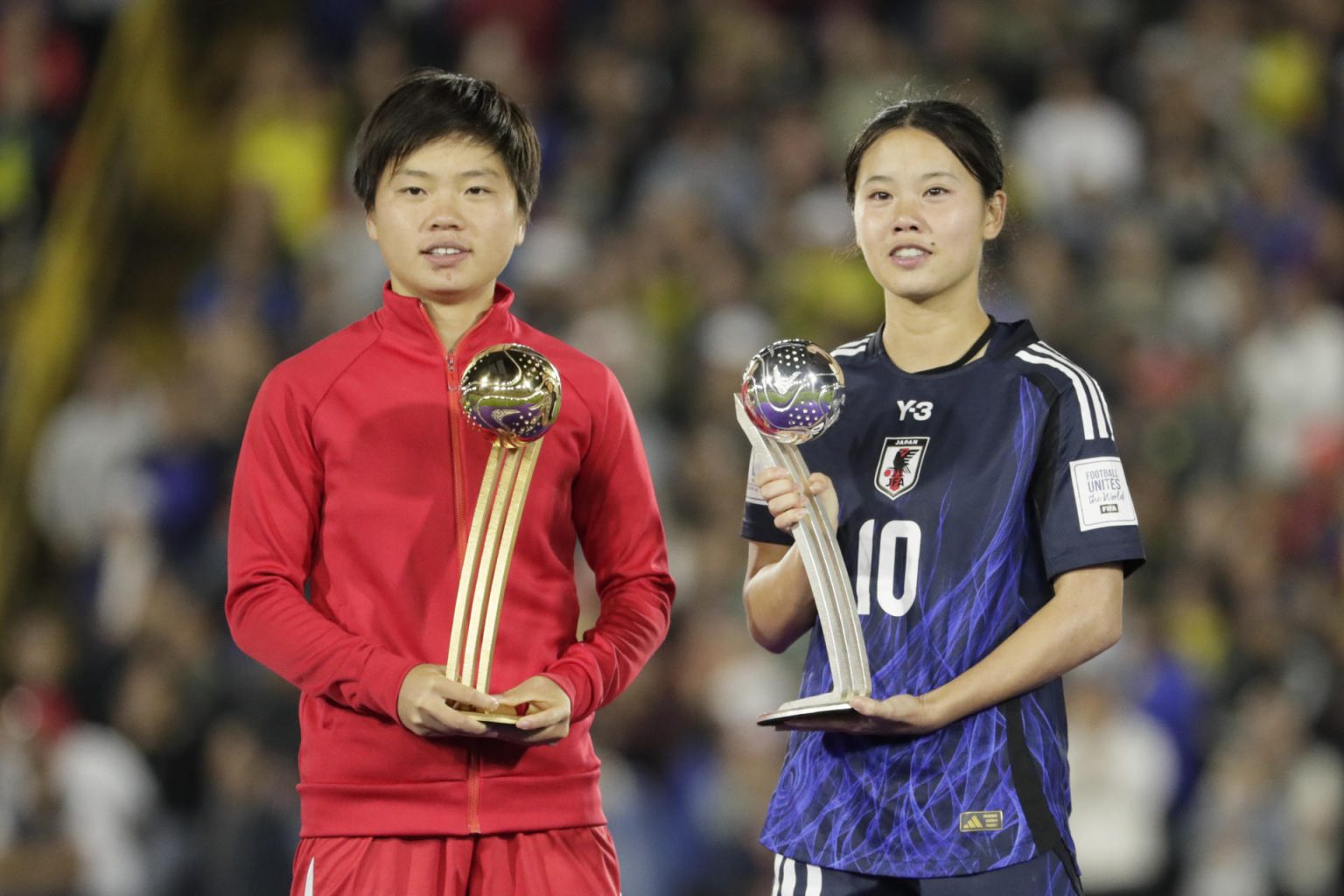 Il Son Choe (i) de Corea del Norte posa con el trofeo del balón de oro y Manaka Matsukubo de Japón con el balón de plata en la premiación de la Copa Mundial Femenina sub-20. EFE/ Carlos Ortega