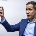 Fotografía del 12 de julio de 2023 del ex presidente interino de Venezuela , Juan Guaido, hablando en entrevista en Miami, Florida, (Estados Unidos). EFE/EPA/ Cristobal Herrera- Ulashkevich