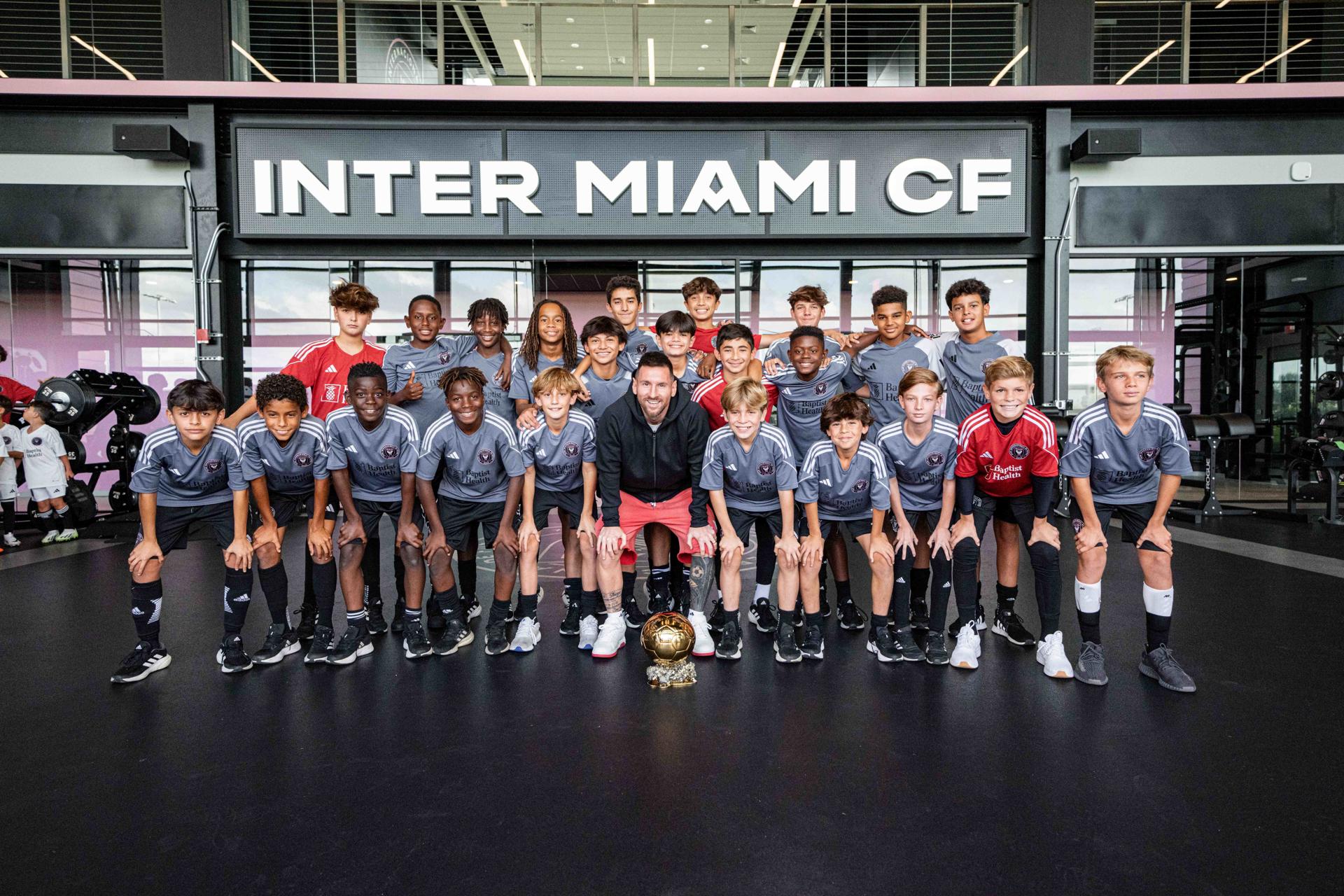 Fotografía cedida por el Inter Miami CF donde aparece el astro argentino Lionel Messi (c) posando junto a integrantes de la Academia del Inter Miami en la sede del equipo en Fort Lauderdale, Florida (EE.UU.). EFE/Inter Miami /SOLO USO EDITORIAL /NO VENTAS /SOLO DISPONIBLE PARA ILUSTRAR LA NOTICIA QUE ACOMPAÑA /CRÉDITO OBLIGATORIO
