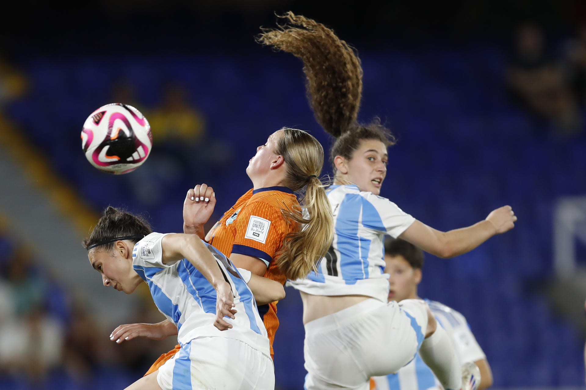 Eef Smits (c) de Países Bajos disputa el balón con Serena Rodríguez (i) y Margarita Jiménez de Argentina en un partido del grupo F de la Copa Mundial Femenina sub-20. EFE/ Ernesto Guzmán Jr.
