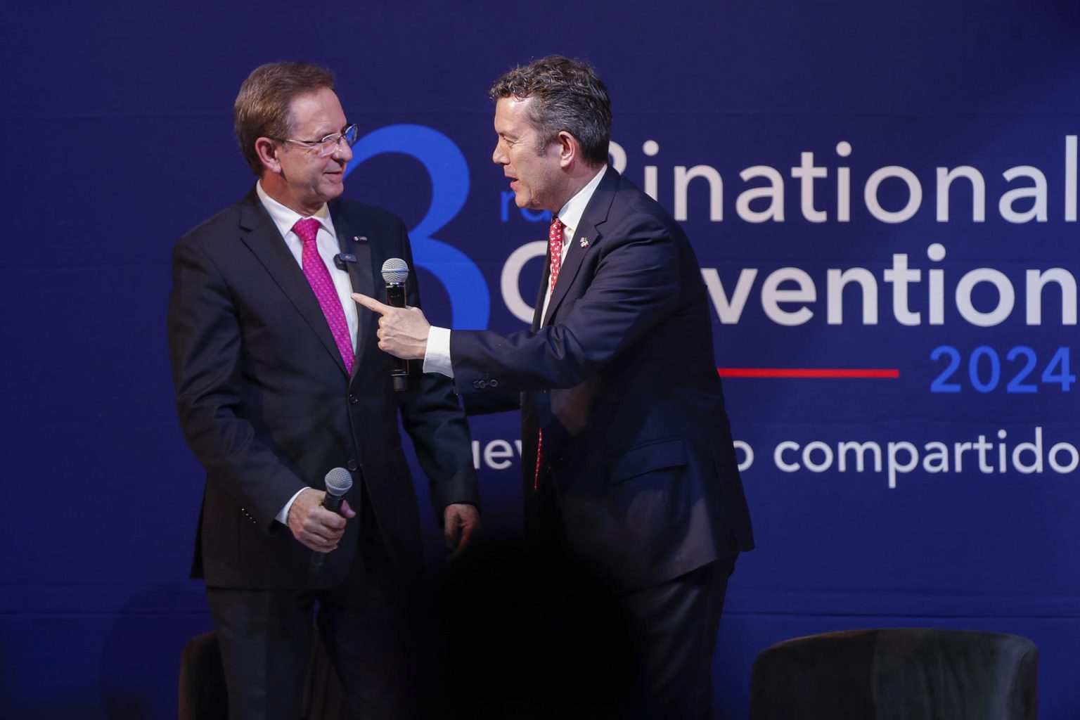 El embajador de México en Estados Unidos, Esteban Moctezuma Barragán (i) y el presidente de la American Society of México (Amsoc), Larry Rubin, participan durante la inauguración de la Tercera Convención Binacional 2024, este martes en la Ciudad de México (México). EFE/Isaac Esquivel