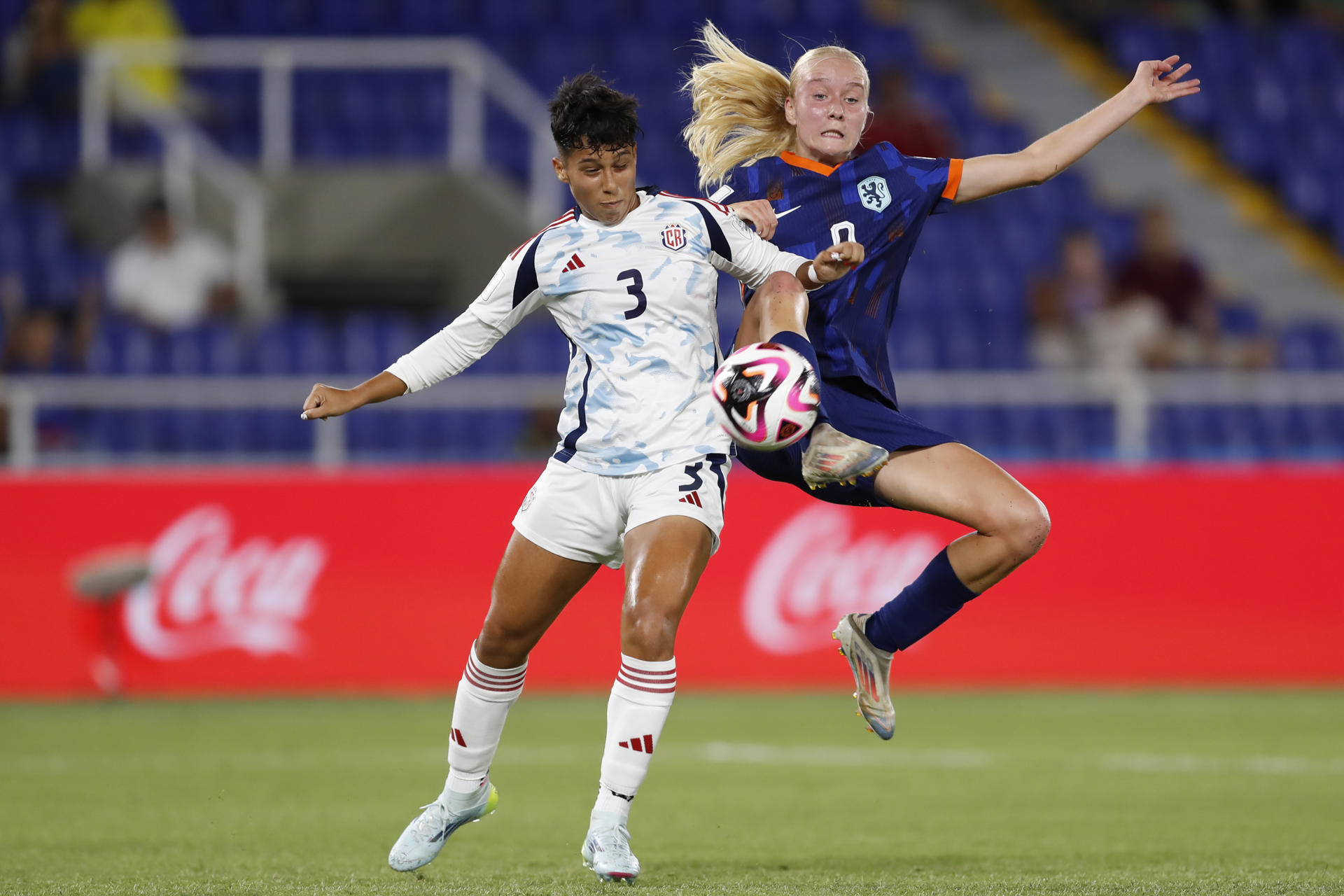 Josselyn Andrea Briceño (i) de Costa Rica disputa un balón con Bo Van Egmond de Países Bajos este lunes, en un partido del grupo F de la Copa Mundial Femenina sub-20 . EFE/ Ernesto Guzmán Jr.
