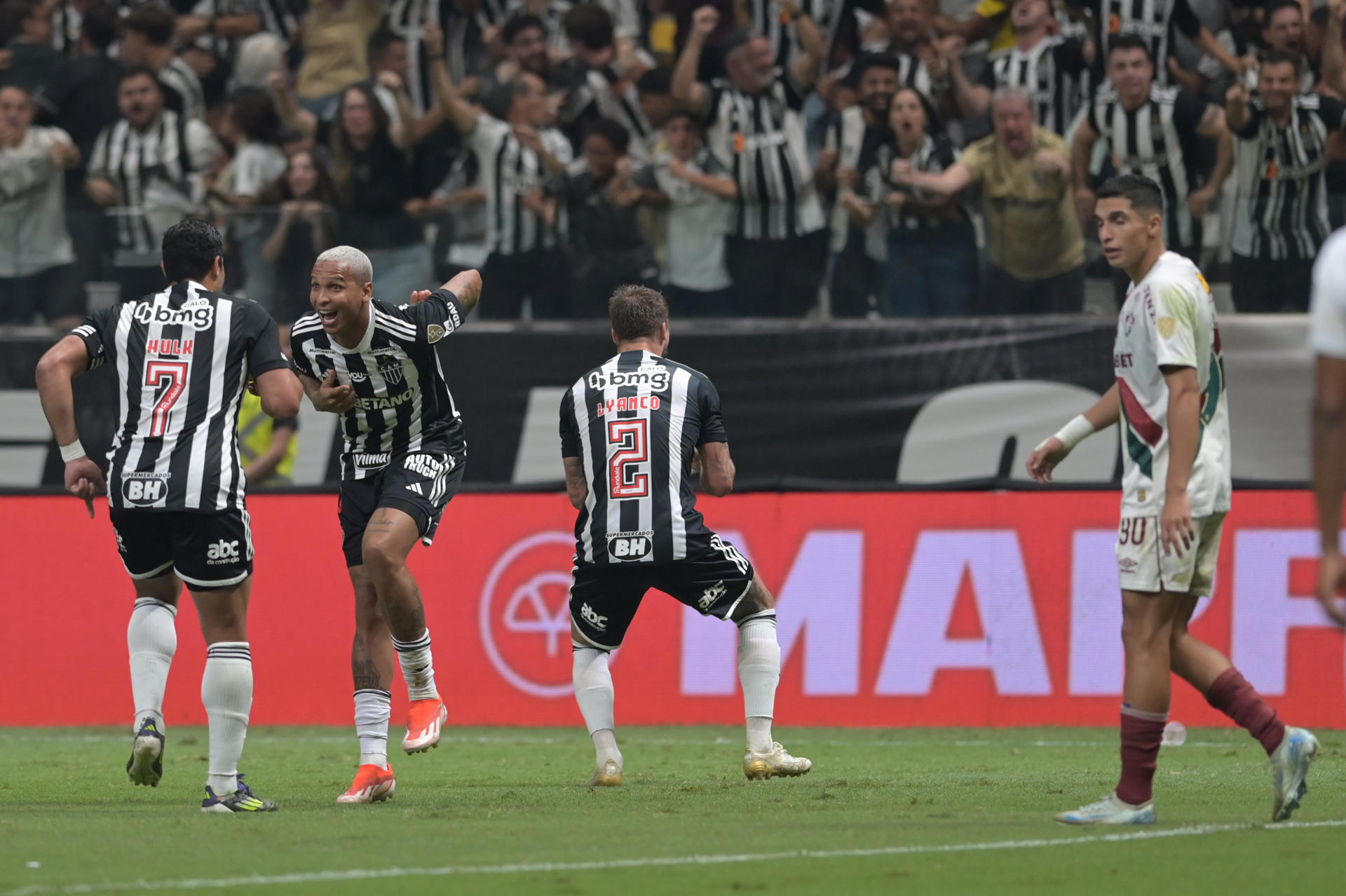 Deyverson (2-i) de Mineiro celebra su gol en el partido de vuelta de cuartos de final de la Copa Libertadores. EFE/ Joao Guilherme
