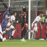 Alexander Callens (2-d), de Perú, fue registrado este viernes, 6 de septiembre, al celebrar un gol que le anotó a Colombia, durante un partido de la fecha 7 de las eliminatorias suramericanas al Mundial FIFA 2026, en el estadio Nacional de Lima (Perú). EFE/Paolo Aguilar