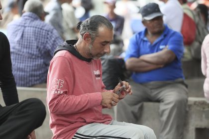 El venezolano Aramis Peñalver nativo de la ciudad de Maracaibo (Venezuela), trabaja haciendo bisutería en la Plaza Central para costearse el viaje migratorio hasta los Estados Unidos, este viernes en Tegucigalpa (Honduras). EFE/Gustavo Amador