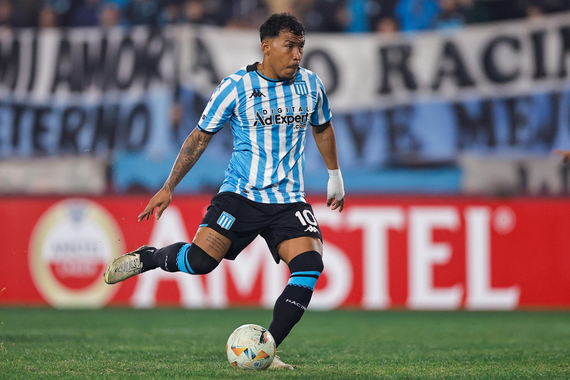 Fotografía de archivo del delantero colombiano Roger Martínez, quien este sábado anotó de cabeza el gol del triunfo de remontada por 2-1 de Racing sobre Boca Junors. EFE/ Juan Ignacio Roncoroni
