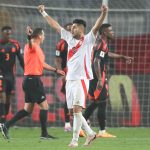 Carlos Augusto Zambrano (c), de Perú, fue registrado este viernes, 6 de septiembre, al celebra un gol de Alexander Callens (fuera de cuadro), durante un partido de la fecha 7 de las eliminatorias suramericanas al Mundial FIFA 2026, en el estadio Nacional en Lima (Perú). EFE/Paolo Aguilar