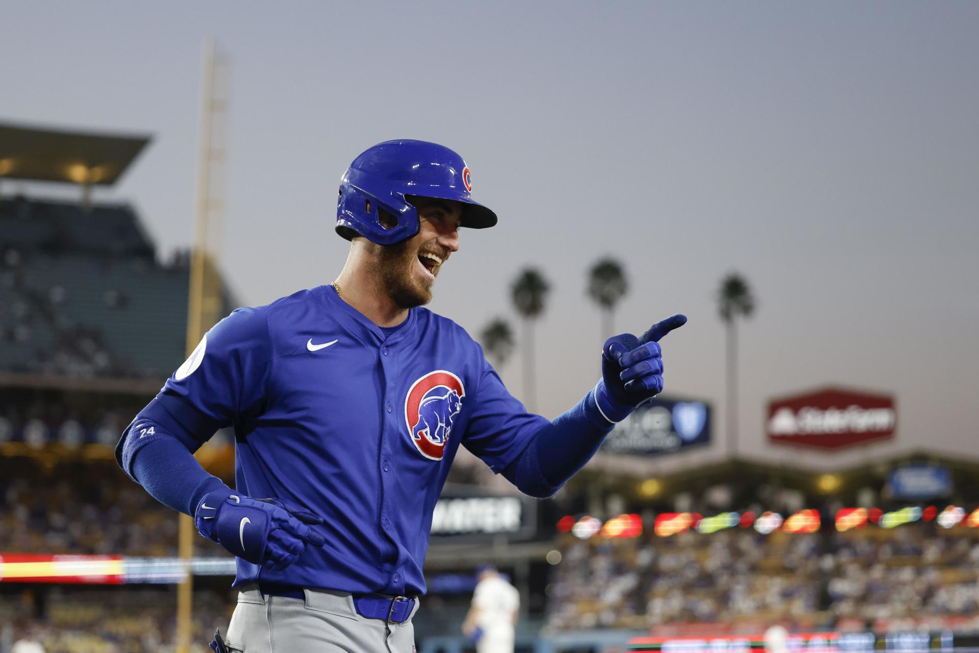 Cody Bellinger de Chicago Cubs celebra en su regreso al dugout tras conectar este lunes un jonrón durante la primera entrada del partido de las Grandes Ligas entre los Chicago Cubs y Los Angeles Dodgers en Los Ángeles. EFE/EPA/CAROLINE BREHMAN
