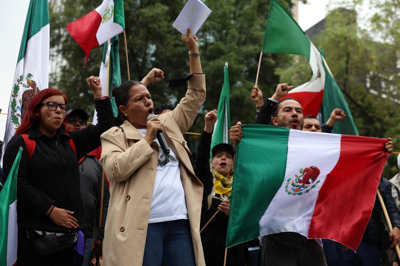 Trabajadores del poder judicial de la federación protestan este miércoles, en los alrededores del Senado de la República, en Ciudad de México (México). EFE/ Sáshenka Gutiérrez