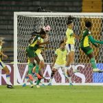 Dudinha (atrás-c), delantera de Brasil, fue registrada este miércoles, 11 de septiembre, al cabecear para anotarle un gol a Camerún, durante un partido de los octavos de final del Mundial FIFA femenino sub-20, en el estadio El Campín de Bogotá (Colombia). EFE/Mauricio Dueñas