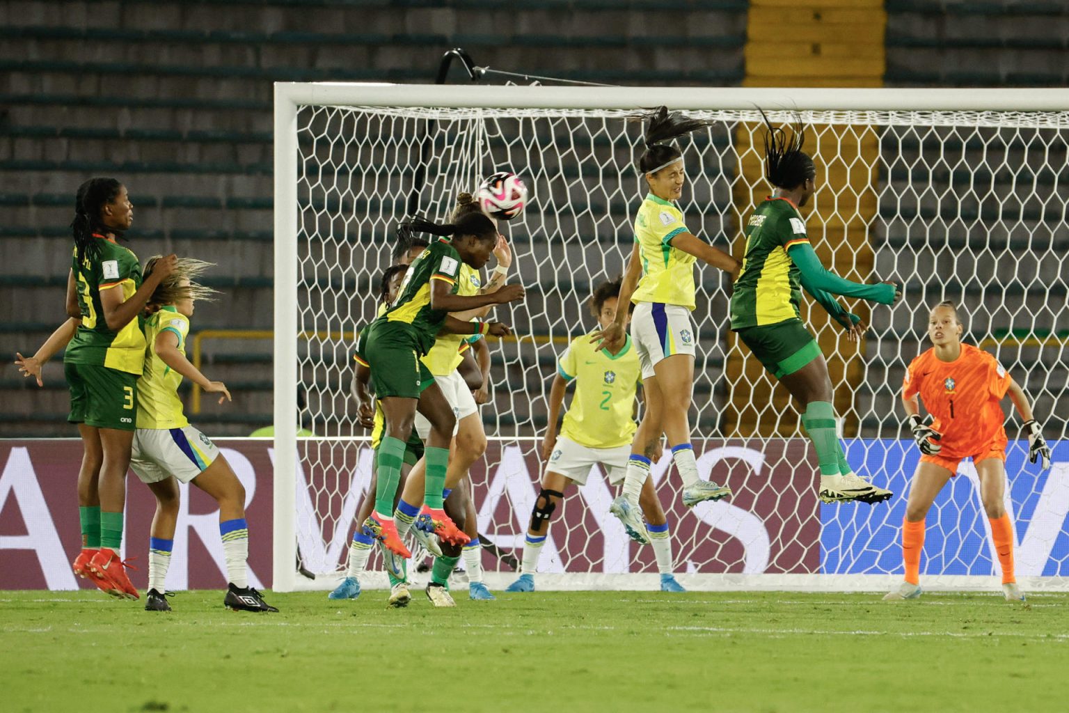 Dudinha (atrás-c), delantera de Brasil, fue registrada este miércoles, 11 de septiembre, al cabecear para anotarle un gol a Camerún, durante un partido de los octavos de final del Mundial FIFA femenino sub-20, en el estadio El Campín de Bogotá (Colombia). EFE/Mauricio Dueñas