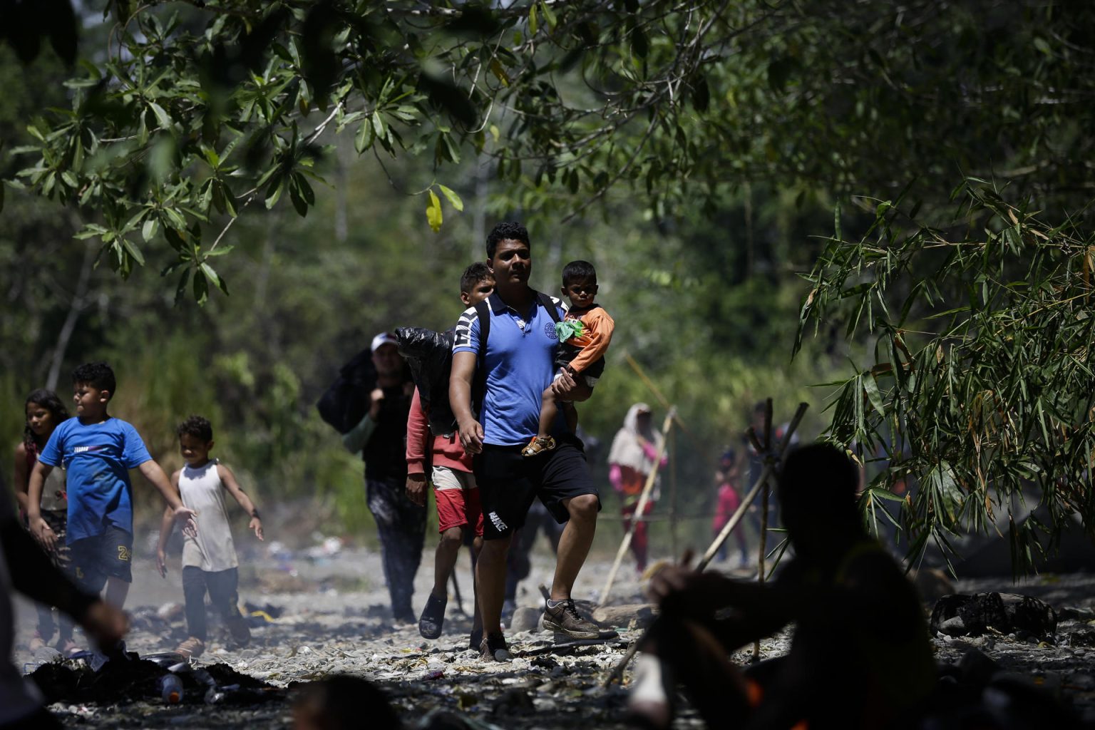 Grupos de personas migrantes caminan en la selva del Darién, para luego ser trasladados en canoa desde la Quebrada León hasta a la comunidad de Bajo Chiquito (Panamá). EFE/ Bienvenido Velasco