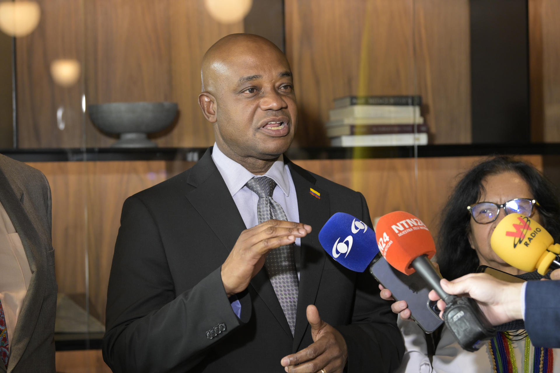 El canciller colombiano, Luis Gilberto Murillo, habla durante una conferencia de prensa este jueves en la Escuela de Estudios Internacionales Avanzados (SAIS) de la Universidad Johns Hopkins en Washington (EE.UU.). EFE/Lenin Nolly
