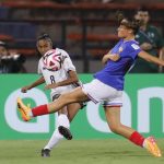 Preeya Chandra (i) de Fiyi disputa un balón con Maëlle Seguin de Francia en un partido del grupo B de la Copa Mundial Femenina sub-20 . EFE/ Luis Eduardo Noriega Arboleda