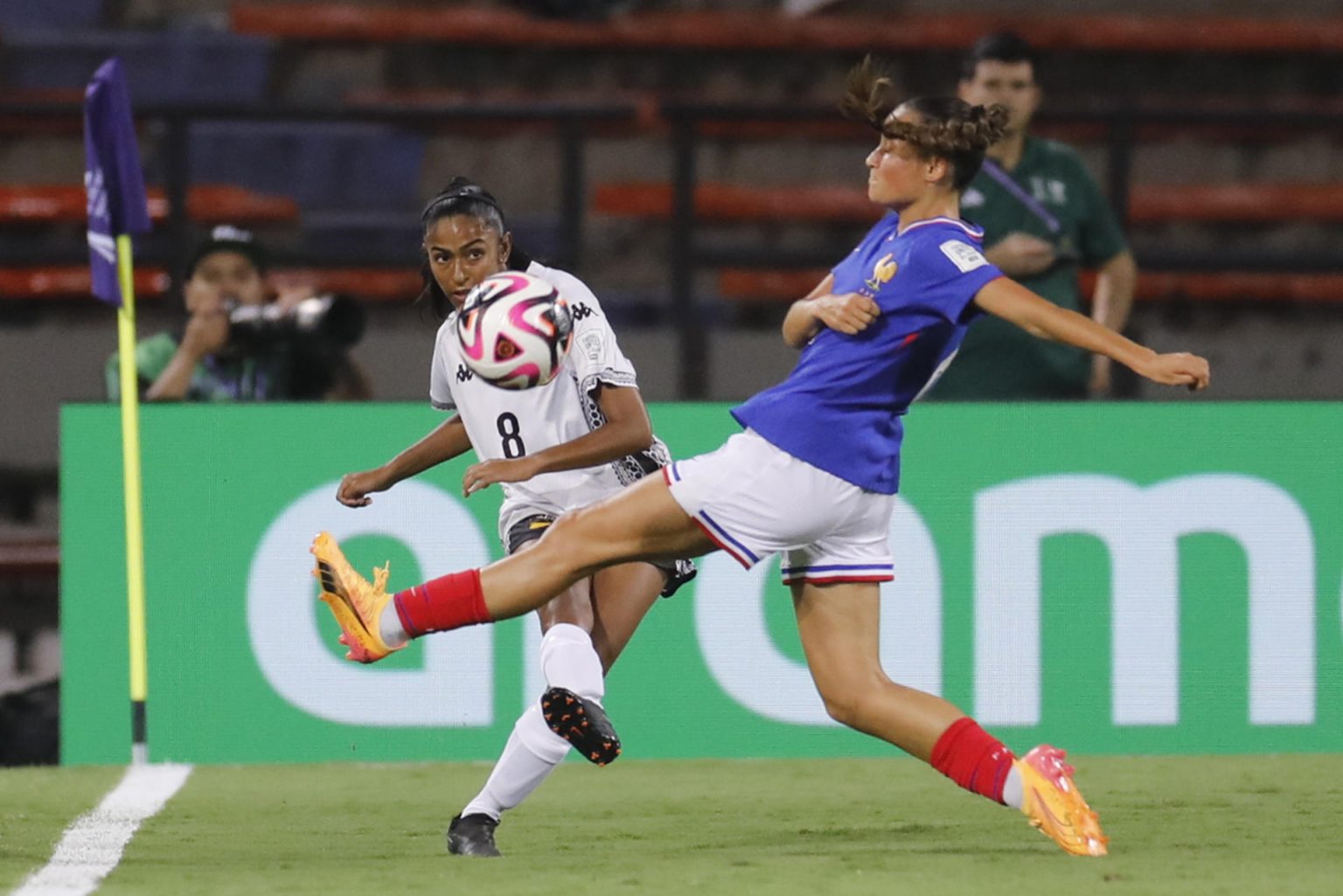 Preeya Chandra (i) de Fiyi disputa un balón con Maëlle Seguin de Francia en un partido del grupo B de la Copa Mundial Femenina sub-20 . EFE/ Luis Eduardo Noriega Arboleda