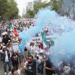 Trabajadores del poder judicial protestan este domingo al exterior de la Cámara de Senadores en la Ciudad de México (México). EFE/ Mario Guzmán