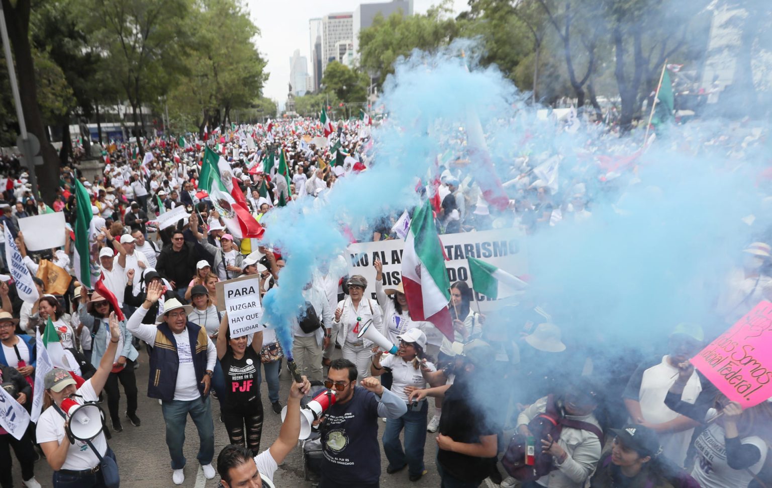 Trabajadores del poder judicial protestan este domingo al exterior de la Cámara de Senadores en la Ciudad de México (México). EFE/ Mario Guzmán