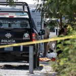 Fotografía de archivo de miembros de la policía y peritos de Monterrey mientras revisan las instalaciones de una escuela. EFE/Miguel Sierra