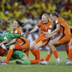 Las jugadoras de Países Bajos conmemoran este domingo la clasificación en Cali a las semifinales del Mundial sub-20 con la portera Femke Liefting, quien detuvo dos lanzamientos en la tanda de penaltis a las colombianas. EFE/ Ernesto Guzmán Jr.