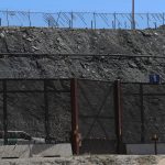 Integrantes de la Guardia Nacional del Estado de Texas, vigilan barricadas de alambre de púas, el 23 de septiembre de 2024 en el muro fronterizo de Ciudad Juárez en el estado de Chihuahua (México). EFE/Luis Torres