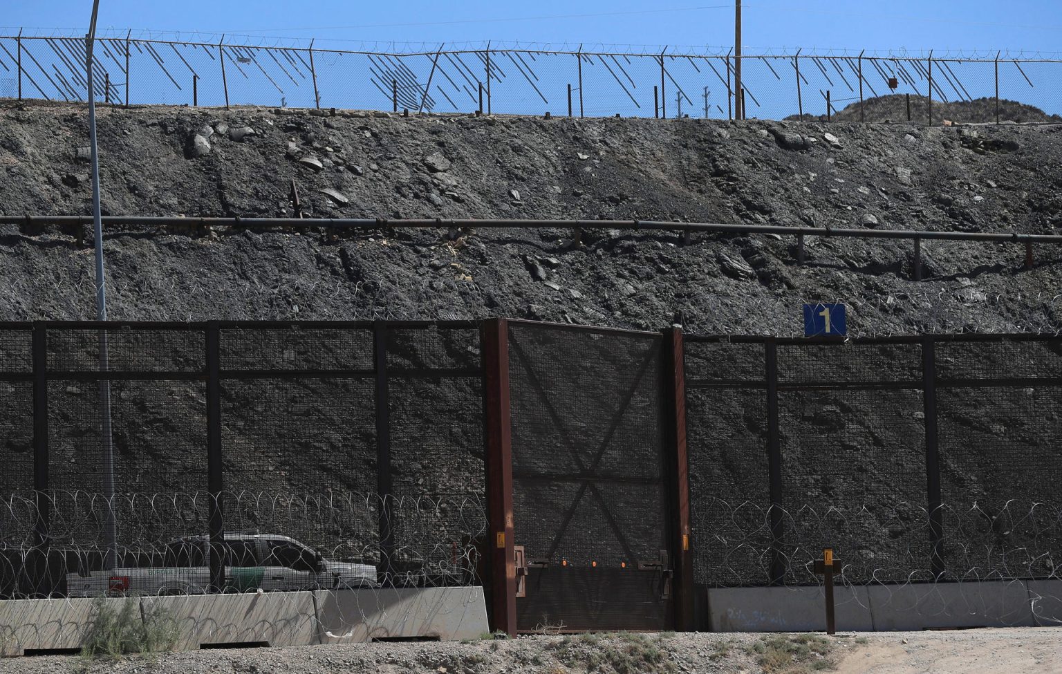 Integrantes de la Guardia Nacional del Estado de Texas, vigilan barricadas de alambre de púas, el 23 de septiembre de 2024 en el muro fronterizo de Ciudad Juárez en el estado de Chihuahua (México). EFE/Luis Torres