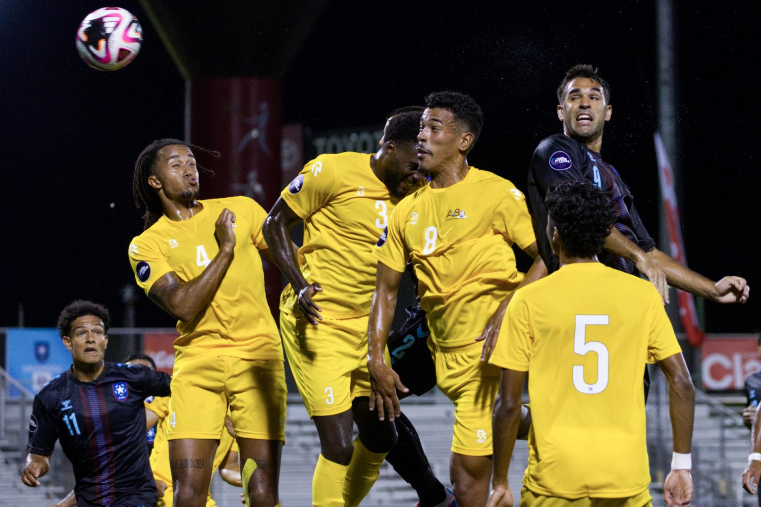 Nicolás Cardona (d) de Puerto Rico, tira a la portería de Aruba durante un partido de la Liga de Naciones de la Concacaf entre Puerto Rico y Aruba. EFE/ Thais Llorca